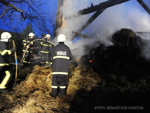 Požar kozolca 12.3.2009 Foto: PGD Postojna, Gantar S., Matičič T. – fotografija 22